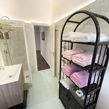 Roominrome Alexander